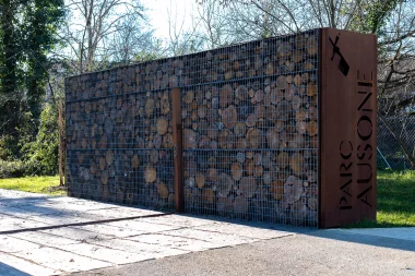 Mur en buches au Parc Ausone de Bruges (2).